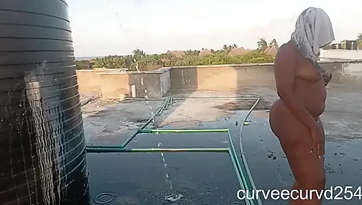 Büyük Götlü Çatıda Çıplak Twerk Yapıyor