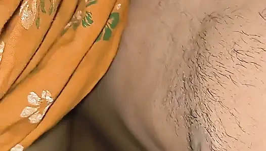 Seksi üvey kız kardeş seks sırasında çok eğlenmek istiyor