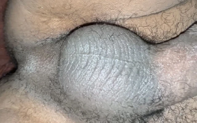 Sulu yarağımı sıvazlıyorum