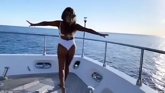 Jessica paszka praesentiert ihren Fickarsch