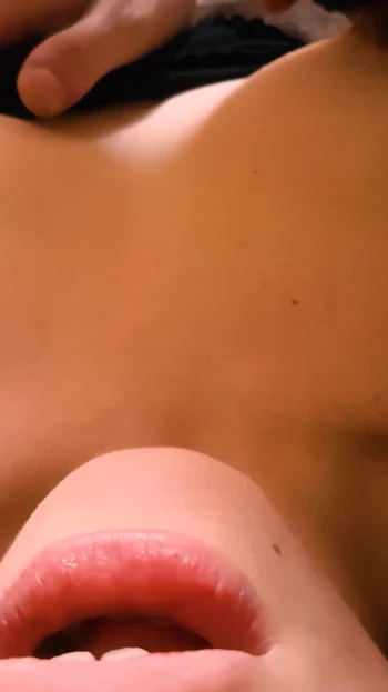 Эмоциональный момент из "Жесткий оргазм для моей шлюховатой соседки по комнате - неограниченный оргазм сосков, сосание сосков"