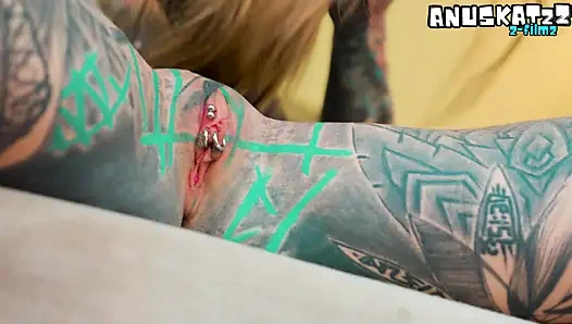 Alternatif kızlar, mutated alien oyuncaklarla derin anal