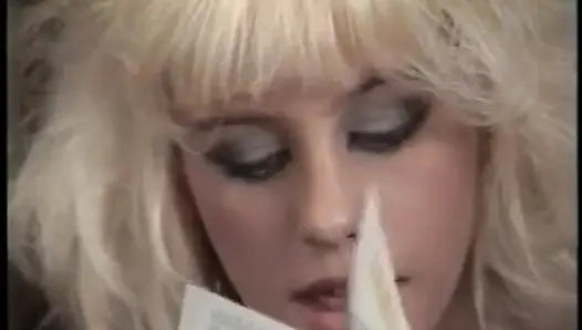 Sarışın hatun zenci kızı amıyla oynarken buldu ve daha fazla eğlence teklif etti