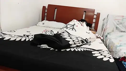 Üvey Anne, Aptal Üvey Oğluyla Örtü Altında Seks Yapıyor