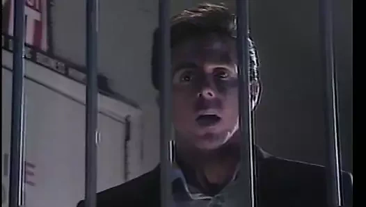 Hapishanedeki kıvırcık saçlı bebek o kadar azgın ki her şeyi vermeye hazır