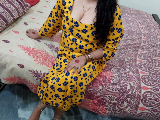 Hintli güzel evli kadın kocasını aldattı ve otel odasında patronuyla seks yapmaktan zevk aldı - ilk kez