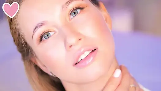 Çekici güzellik poposunu gösterdi ve sonra ağzına büyük bir dildo aldı