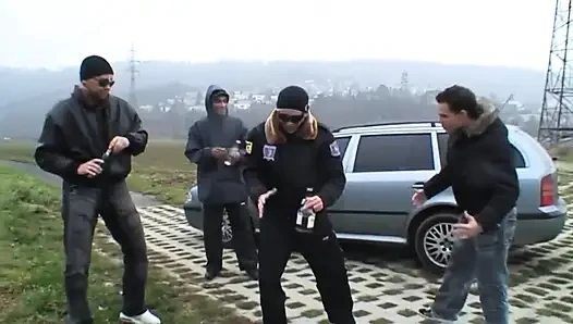 Çılgın bir sürtük üç büyük yarak alıyor