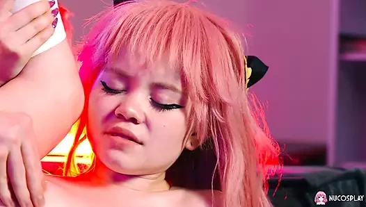 Kızıl saçlı Rebecca Nikson yarak emiyor ve sert sikişirken çok sevimli ve sürtük görünüyor.