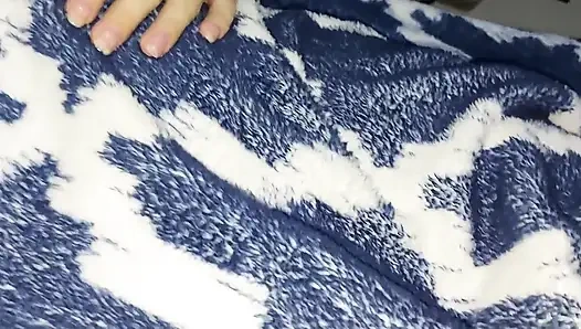 Üvey kız kardeşime dokunuyorum çarşafların altına iniyor