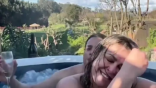 Jakuzide ateşli sarışın orta yaşlı seksi kadınla açık havada seks - jakuzi