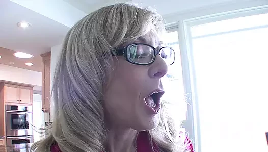 Nina Hartley ve Ally Evans azgın amcık yalayan lezbiyenler