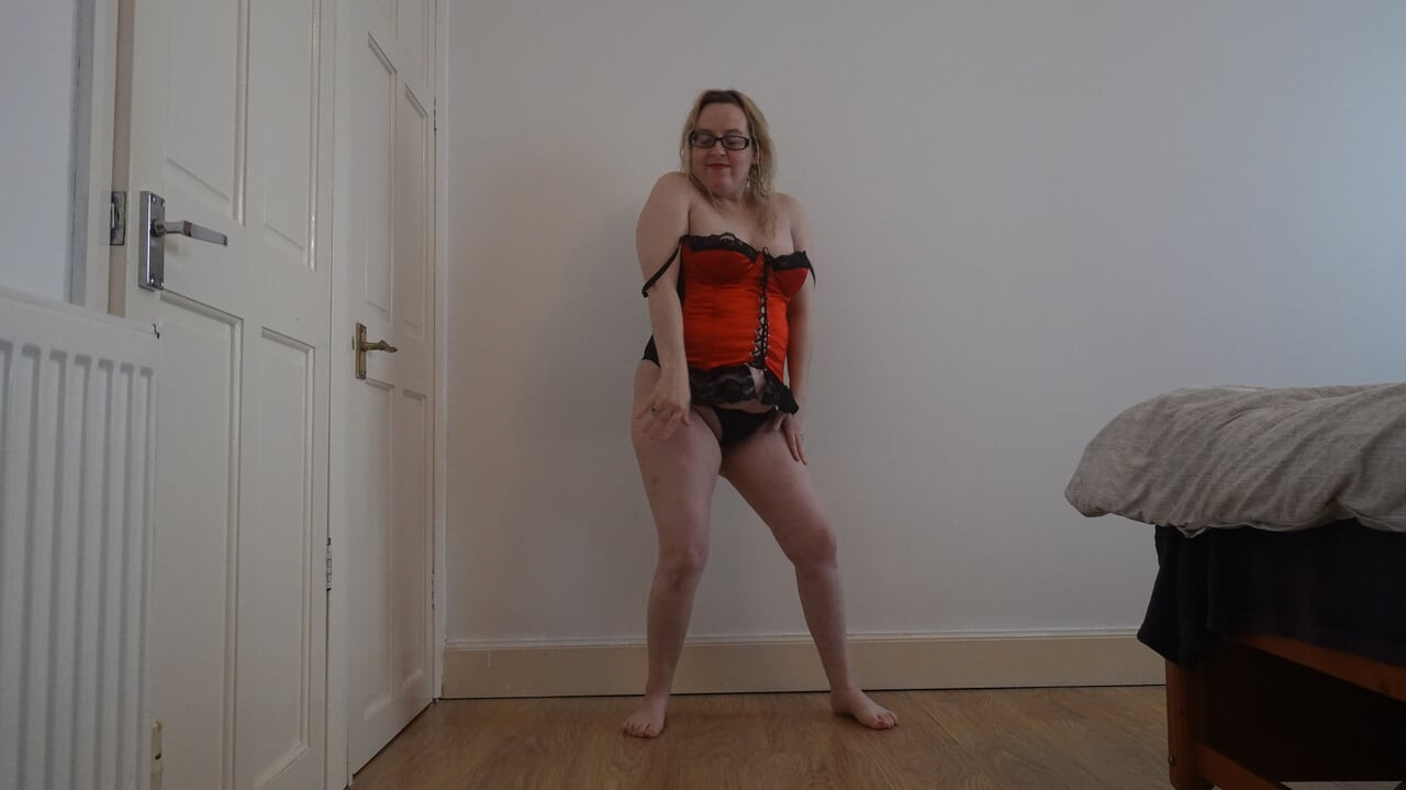 Seksi sarışın evli kadın bask ve tangayla striptiz yapıyor