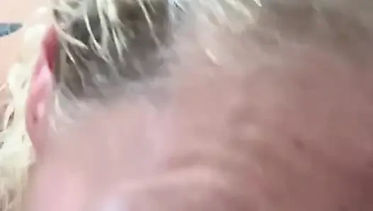 Götü kokan beyaz çöpü parmaklamayı seviyor