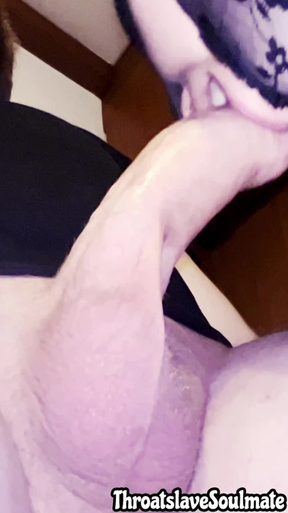 Aşağıda gırtlağına kadar yarak emiyor