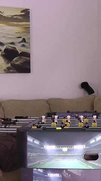 İki en iyi arkadaş bu komedi striptiz langırt oyununa katılıyor | Klip 1