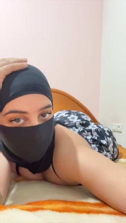 Sessiz ama götü yüksek sesle Müslüman tesettürlü kız tek başına büyük Arap götünü zıplıyor, inliyor