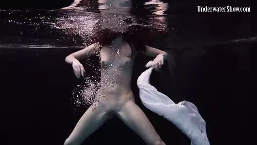 Andrejka şaşırtıcı su altı hareketleri yapıyor