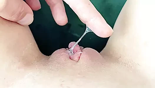 Kadın bakış açısı mastürbasyon tıraşlı ıslak sulu amcık ve parmakla sikiş yakın çekim