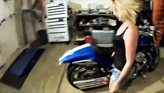 Küçük sarışın motosikleti üzerinde çalışırken yardıma ihtiyacı var