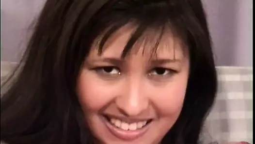 Egzotik güzellik kanepede yatıyor ve erkeğini kızdırıyor