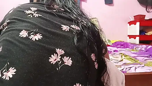 Ateşli üvey kız evde yalnızken eve geliyor.  Ses temizleme