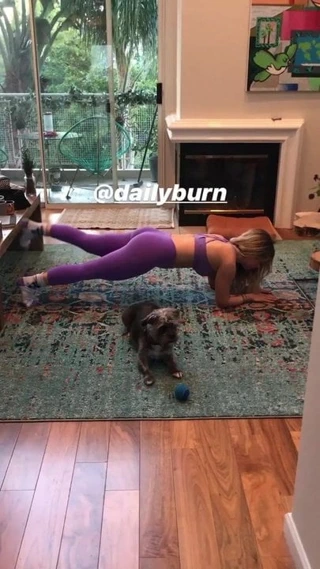 Joanna ''jojo'' levesque yerde sıcak yoga yapıyor