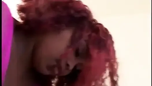 Kırmızı saçlı çikolatalı tombul tatlı Injoi sert yarakla sikilmeyi seviyor