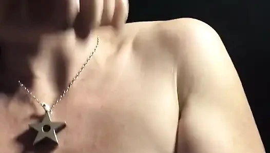 Metal bir topu sıktığında orgazm olabilirsin. Tam video!