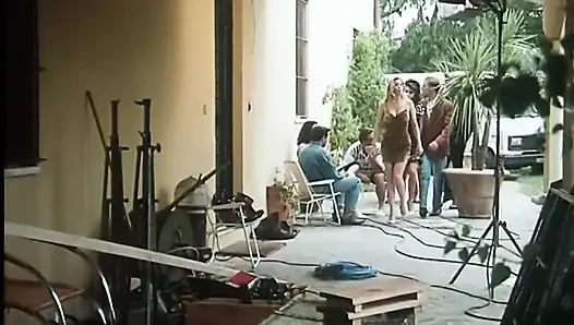 Moana Pozzi ile dışarıda nostaljik anal orgazm