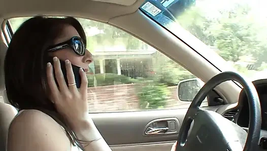 Küçük memeli esmer orta yaşlı seksi kadın ev sahibi tarafından gerçekten sert ve sert sikiliyor