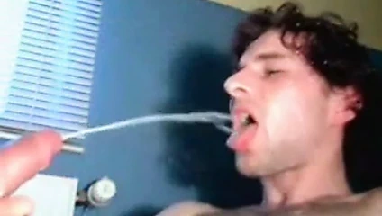 Yüzü döl fışkırtarak boğuluyor