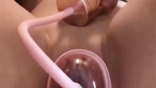 Pompalanmış bir amcık, bir dildo ve büyük bir tünel göt tıkacı. Bir kız başka ne isteyebilir ki!