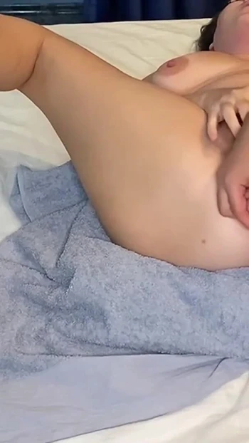 Мощный момент от "Овощи в заднице - крупным планом. Волосатый анал. Зияющее очко.