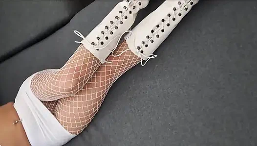 Yüksek topuklu çizmeler ve file çoraplı mükemmel götlü orta yaşlı seksi kadın