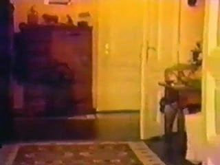 Sak olgun kadın koltuk değneği ve alay