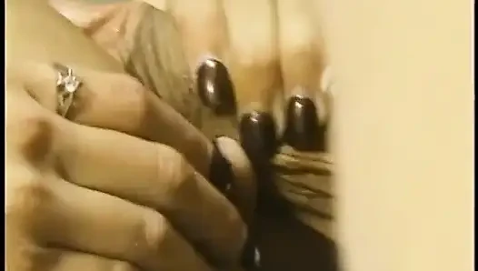 Seksi sarışın güzel kadın sert sikilmeden önce erkeklerin yüzüne amıyla biniyor