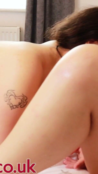 İspanyol orta yaşlı seksi kadın ve genç kız lezbiyen eğlencesi yapıyor | Klip 1