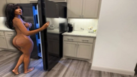 Nüdist üvey annem bana çıplak vücudunu kucaklamamı öğretiyor