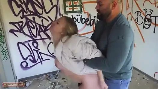 Sarışın Berlinli sürtük iki adam tarafından sikiliyor