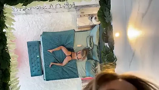 Monika Fox yatakta çıplak poz verdi