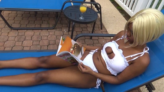 Yüzme havuzunda takıldıktan sonra soyunmak, abanoz