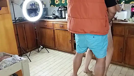 Salata yapmaya çalıştı ve sonra biraz yarak yedi