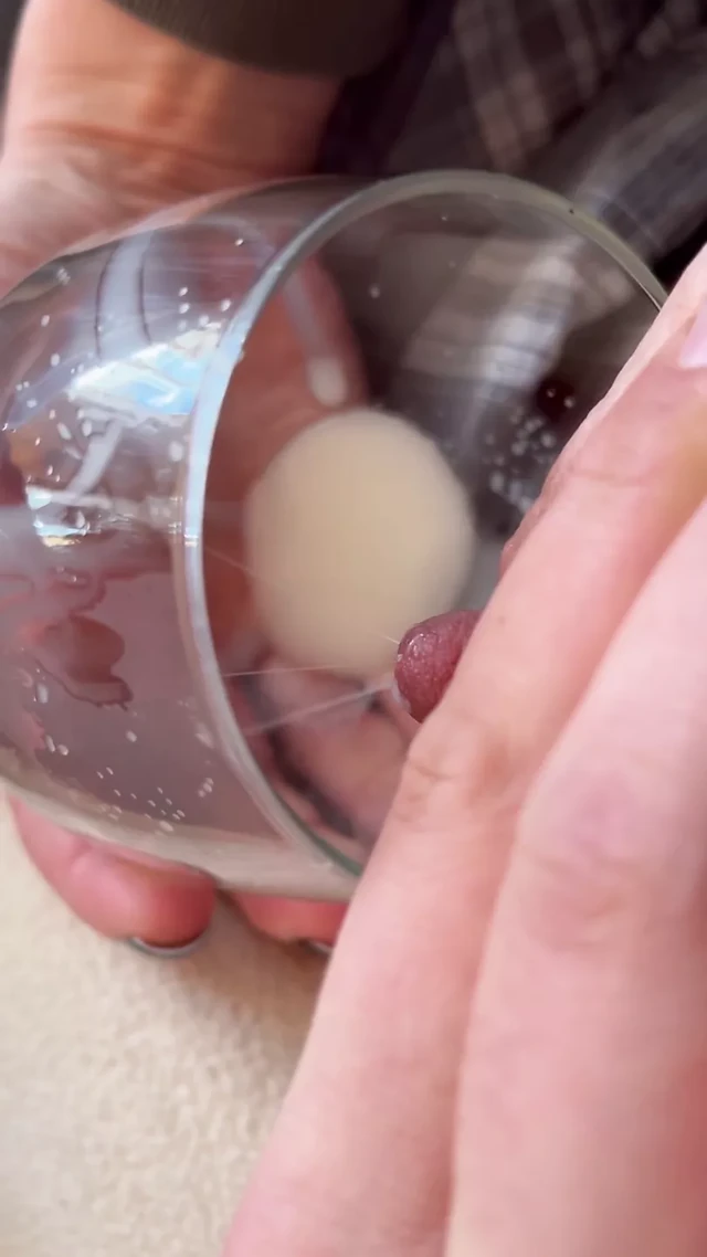 Горячей маме осушают ее большие натуральные сиськи!