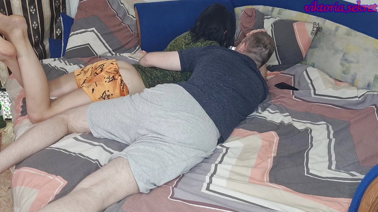 Kocası ve arkadaşıyla ateşli üçlü seks. Anal seks