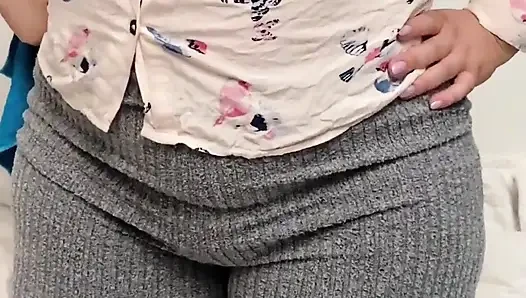 Orta yaşlı seksi üvey annem yoga pantolonu içinde güzel götünü temizliyor ve zıplatıyor