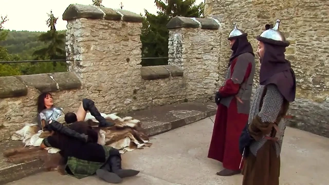 Kalede edepsiz dörtlü grup seks: o bir prenses değil, bir fahişe!!