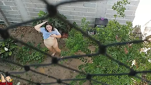 Dipsiz karısı dışarı çıkıp işçilerin yanına gitti