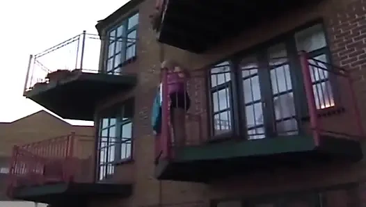 Büyük Omar'ın İngiliz maceraları: arka pencere temizleyicisi (2001)