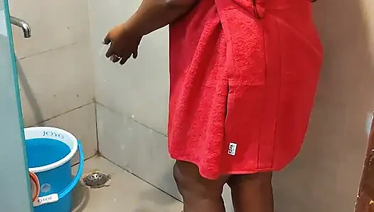 HINTLI ATEŞLI SEKSI HINTLI KADıN ÇıPLAK BANYO YAPıYOR
